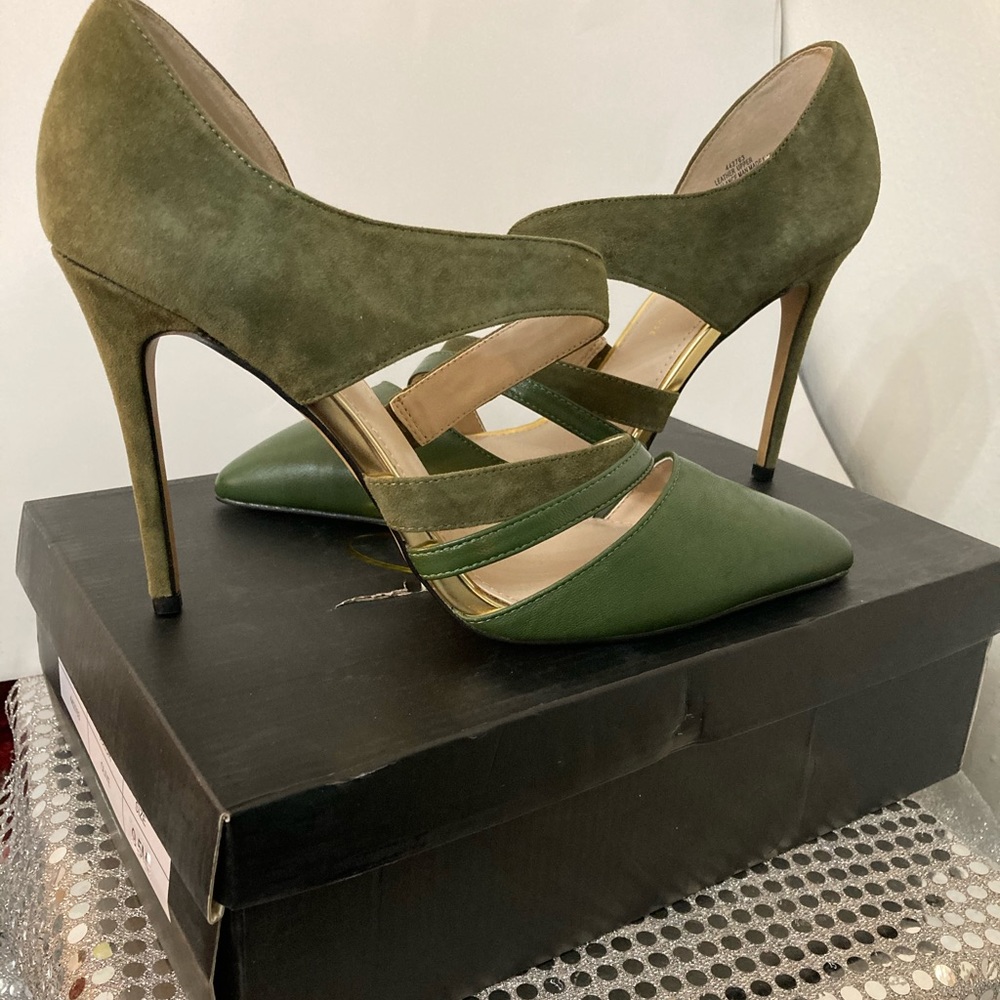 June Ambrose stiletto green suede 9.5